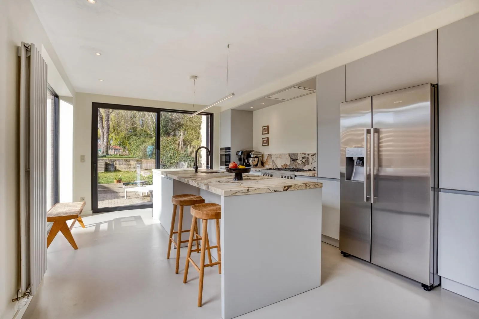 Keuken op maat Boutersem — zicht op kookeiland en koelkast