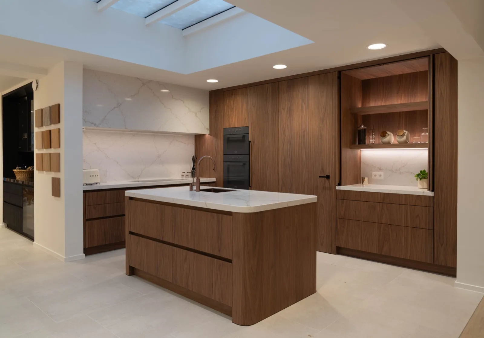 LEEF toonzaal keuken notenhout