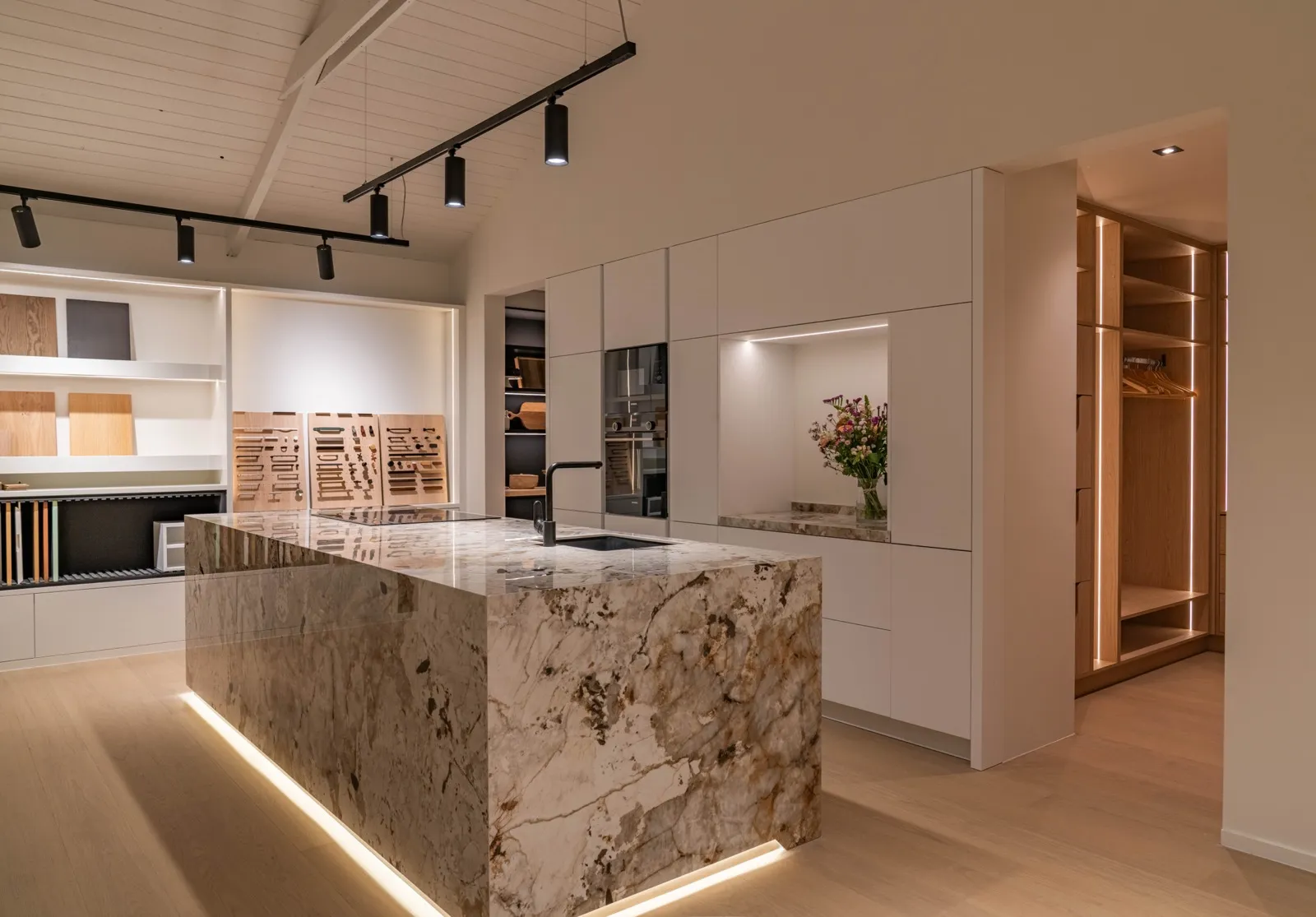 LEEF toonzaal keuken marmer eiland